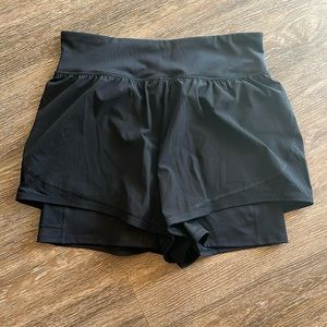Spanx “The Get Moving” Shorts. Women’s size large. Back hidden zippered pouch.